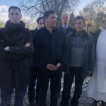 09.11.2019. Sandomierz. Miejska winnica przy Bramie Opatowskiej. Na zdjęciu: lokalni winiarze i pzreor klasztoru dominikanów w Sandomierzu o. Marcin Lisak / Grażyna Szlęzak-Wójcik / Radio Kielce