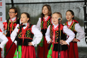 24.5.2015 Tokarnia. Koncert "Jawor – u źródeł kultury" w Tokarni. Na scenie Małe Bielinianki. / Wojciech Habdas / Radio Kielce