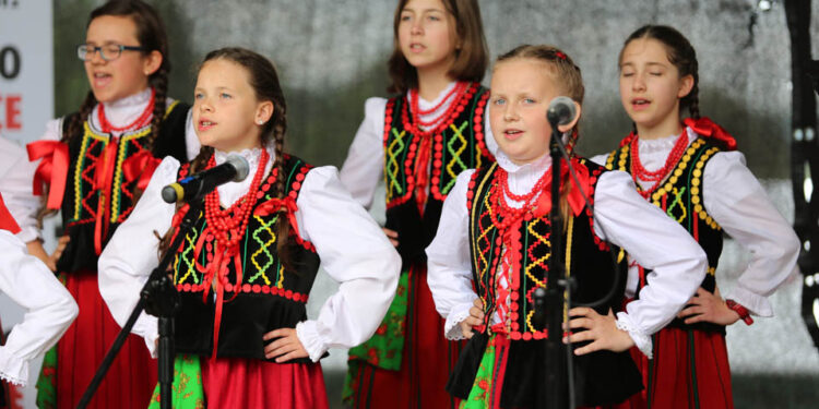 24.5.2015 Tokarnia. Koncert "Jawor – u źródeł kultury" w Tokarni. Na scenie Małe Bielinianki. / Wojciech Habdas / Radio Kielce