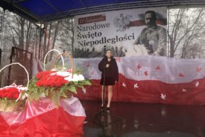 10.11.2019. Sandomierz. Piknik wojskowy. Na zdjęciu: Marta Śmiech - jedna z solistek wystepująca podczas pikniku wojskowego / Grażyna Szlęzak-Wójcik / Radio Kielce