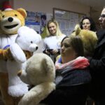 27.11.2019. Kielce. Dzieci z oddziału onkohematologicznego otrzymały pluszowe maskotki / Krzysztof Bujnowicz / Radio Kielce