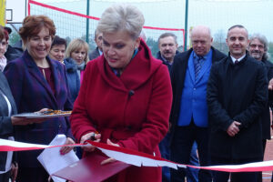 14.11.2019. Lipnik. Otwarcie pracowni komputerowej i wielofunkcyjnego boiska. Na zdjęciu: Danuta Polit - dyrektor Zespołu Szkolno-Przedszkolnego w Lipniku / Emilia Sitarska / Radio Kielce