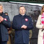 Opatów. Bieg niepodległościowy opatowskich szkół. Na zdjęciu (od lewej): Adam Rozszczypała - wiceprzewodniczący rady powiatu opatowskiego, Grzegorz Gajewski - burmistrz Opatowa, Magdalena Gdowska - dyrektor Zespołu Szkół nr 1 w Opatowie / Emilia Sitarska / Radio Kielce