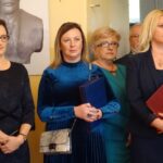 08.11.2019 Ćmielów. Wręczenie Gustawowi Hadynie Srebrnego Medalu „Gloria Artis”. Na zdjęciu (od lewej w pierwszym rzędzie): wojewoda Agata Wojtyszek, Joanna Suska - burmistrz Ćmielowa, Wioletta Rogala-Mazur - dyrektor Domu Kultury w Ćmielowie / Emilia Sitarska / Radio Kielce