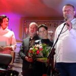 30.11.2019 Kunów. XII Kunowskie Zaduszki Muzyczne. Na zdjęciu (od lewej): Aneta Szloser-Tyczyńska - sekretarz gminy Kunów, Mirosław i Urszula Radomscy z Towarzystwa Przyjaciół Ziemi Kunowskiej, Lech Łodej - burmistrz Kunowa / Emilia Sitarska / Radio Kielce