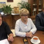 13.11.2019 Sandomierz. Podpisanie porozumienia kończącego spór  zbiorowy związków zawodowych z dyrekcją Szpitala Specjalistycznego. Na zdjęciu (od lewej): Beata Strzelecka - przewodnicząca Związku Zawodowego Pracowników Ochrony Zdrowia, Grażyna Szklarska - członek zarządu powiatu i starosta Marcin Piwnik / Grażyna Szlęzak-Wójcik / Radio Kielce