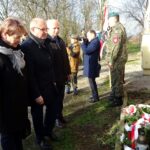 16.11.2019 Jakubowice. 75. rocznica śmierci Stanisława Bogusławskiego. Na zdjęciu (od lewej): Bożena Kornacka - radna powiatowa i wiceprzewodnicząca rady powiatu, Tomasz Staniek - starosta opatowski, Andrzej Gajek - radny powiatowy / Emilia Sitarska / Radio Kielce