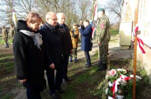 16.11.2019 Jakubowice. 75. rocznica śmierci Stanisława Bogusławskiego. Na zdjęciu (od lewej): Bożena Kornacka - radna powiatowa i wiceprzewodnicząca rady powiatu, Tomasz Staniek - starosta opatowski, Andrzej Gajek - radny powiatowy / Emilia Sitarska / Radio Kielce