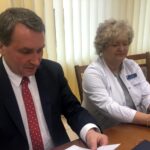 13.11.2019 Sandomierz. Podpisanie porozumienia kończącego spór  zbiorowy związków zawodowych z dyrekcją Szpitala Specjalistycznego. Na zdjęciu (od lewej): Marek Kos - dyrektor szpitala, Beata Wiater - wicedyrektor szpitala / Grażyna Szlęzak-Wójcik / Radio Kielce