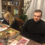 23.11.2019 Sandomierz. Warsztaty pisania ikon. Na zdjęciu (od lewej) Justyna Rębisz i ks. Marcin Chyl - proboszcz parafii prawosławnej w Sandomierzu / Grażyna Szlęzak-Wójcik / Radio Kielce