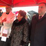 10.11.2019. Janowice. Cmentarz choleryczny w Janowicach. Na zdjęciu (od lewej): ks. Bogdan Król, Irena Guźla i Marek Kwitek - poseł PiS / Grażyna Szlęzak-Wójcik / Radio Kielce