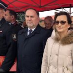 08.11.2019 Złota. Przekazanie nowego wozu dla OSP w Złotej. Na zdjęciu (od lewej): Mirosław Pawlak - prezes zarządu wojewódzkiego Związku OSP RP w regionie, poseł Marek Kwitek, Agata Wojtyszek - wojewoda świętokrzyski / Grażyna Szlęzak-Wójcik / Radio Kielce