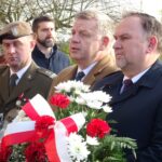 16.11.2019 Jakubowice. 75. rocznica śmierci Stanisława Bogusławskiego. Na zdjęciu (od lewej): ppłk. Marcin Majewski - przedstawiciel 10. Świętokrzyskiej Brygady Obrony Terytorialnej, senator Jarosław Rusiecki, poseł Marek Kwitek / Emilia Sitarska / Radio Kielce