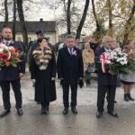 11.11.2019 Koprzywnica. Obchody Święta Niepodległości. Masz z wielką biało-czerwoną flagą. Na zdjęciu (od lewej) Remigiusz Lukawski - sekretarz miasta, Aleksandra Klubińska - burmistrz Koprzywnicy, Mirosław Kępa - wiceburmistrz, Zdzisław Nasternak - radny powiatowy / Grażyna Szlęzak-Wójcik / Radio Kielce