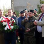 16.11.2019 Ożarów. 75. rocznica śmierci Stanisława Bogusławskiego. Na zdjęciu (od lewej): senator Jarosław Rusiecki, poseł Marek Kwitek, Łukasz Wilczyński - prawnuk Stanisława Bogusławskiego i Adam Młodożeniec - radny gminny / Emilia Sitarska / Radio Kielce