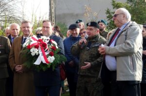 16.11.2019 Ożarów. 75. rocznica śmierci Stanisława Bogusławskiego. Na zdjęciu (od lewej): senator Jarosław Rusiecki, poseł Marek Kwitek, Łukasz Wilczyński - prawnuk Stanisława Bogusławskiego i Adam Młodożeniec - radny gminny / Emilia Sitarska / Radio Kielce