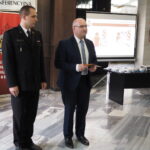 Opatów. Rozdawanie czujników tlenku węgla. Na zdjęciu (od lewej):  st. kpt. Sylwester Kochanowicz - komendant PSP w Opatowie, Tomasz Staniek - starosta opatowski / Emilia Sitarska / Radio Kielce