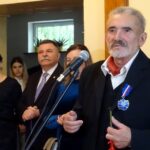 08.11.2019 Ćmielów. Wręczenie Gustawowi Hadynie Srebrnego Medalu „Gloria Artis”. Na zdjęciu: Gustaw Hadyna. W tle (od lewej): wojewoda Agata Wojtyszek i poseł Andrzej Kryj / Emilia Sitarska / Radio Kielce