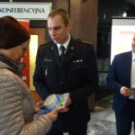 Opatów. Rozdawanie czujników tlenku węgla. Na zdjęciu (od prawej): Tomasz Staniek - starosta opatowski, st. kpt. Sylwester Kochanowicz - komendant PSP w Opatowie / Emilia Sitarska / Radio Kielce