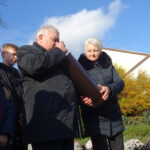 11.11.2019 Ożarów. Uroczystości 101. rocznicy odzyskania niepodległości połączone z 450. rocznicą lokacji miasta. Wkopanie kapsuły pamięci / Emilia Sitarska / Radio Kielce