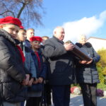 11.11.2019 Ożarów. Uroczystości 101. rocznicy odzyskania niepodległości połączone z 450. rocznicą lokacji miasta. Wkopanie kapsuły pamięci / Emilia Sitarska / Radio Kielce