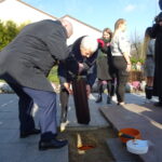 11.11.2019 Ożarów. Uroczystości 101. rocznicy odzyskania niepodległości połączone z 450. rocznicą lokacji miasta. Wkopanie kapsuły pamięci / Emilia Sitarska / Radio Kielce