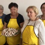 19.11.2019 Sandomierz. Wspólne gotowanie w ramach Światowego Tygodnia Ubogich. Drużyna z Domu Dziennego Pobytu „Senior Wigor” w Modliborzycach / Grażyna Szlęzak-Wójcik / Radio Kielce