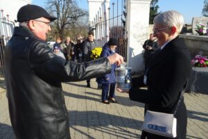 Opatów. Kwesta Towarzystwa Przyjaciół Ziemi Opatowskiej. Na zdjęciu (po prawej): Beata Wrzołek - przewodnicząca rady miejskiej / Emilia Sitarska / Radio Kielce