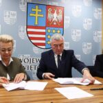 04.11.2019. Kielce. Podpisanie umów na projekty żłobkowe. Na zdjęciu (od lewej): Agata Mundzik - kierownik Centrum Usług Wspólnych w gminie Mirzec, Andrzej Bętkowski - marszałek województwa świętokrzyskiego i Renata Janik - wicemarszałek województwa świętokrzyskiego / Urząd Marszałkowski Województwa Świętokrzyskiego