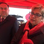 10.11.2019. Janowice. Cmentarz choleryczny w Janowicach. Na zdjęciu (od lewej): Marek Kwitek  - poseł PiS i Ewa Drzazga - zastępca wójta gminy Samborzec / Grażyna Szlęzak-Wójcik / Radio Kielce