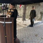 11.11.2019 Koprzywnica. Obchody Święta Niepodległości. Masz z wielką biało-czerwoną flagą. Przy Murze Straceń przemawia burmistrz Koprzywnicy Aleksandra Klubińska / Grażyna Szlęzak-Wójcik / Radio Kielce