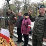 11.11.2019 Sandomierz. Zacieranie dawnych granic dwóch zaborów. Przy pomniku od lewej: Krzysztof Kołodziej - Związek Strzelecki, Mariusz Prezgot - radny, Agnieszka Frańczak- Szczepanek - radna, Michał Jopek - dowódca Związku Strzeleckiego / Grażyna Szlęzak-Wójcik / Radio Kielce