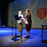 Kielce. 25.11.2019. Inauguracja kampanii społecznej "Biała wstążka". Na zdjęciu (od lewej): Grażyna Pisarczyk - kierownik Ośrodka Wsparcia dla Ofiar Przemocy w Rodzinie w Kielcach, Magdalena Gościniewicz - zastępca dyrektora Miejskiego Ośrodka Pomocy Rodzinie w Kielcach / Wiktor Taszłow / Radio Kielce