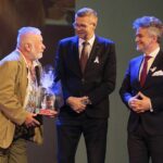 Kielce. 25.11.2019. Inauguracja kampanii społecznej "Biała wstążka". Na zdjęciu (od lewej): Leszek Osterczy, Krzysztof Słoń - senator, Bogdan Wenta – prezydent miasta Kielce / Wiktor Taszłow / Radio Kielce