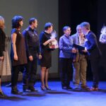 Kielce. 25.11.2019. Inauguracja kampanii społecznej "Biała wstążka". Wyróżnienie wręcza Krzysztof Słoń - senator, Bogdan Wenta – prezydent miasta Kielce / Wiktor Taszłow / Radio Kielce