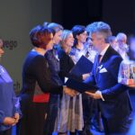 Kielce. 25.11.2019. Inauguracja kampanii społecznej "Biała wstążka". Wyróżnienie wręcza Krzysztof Słoń - senator / Wiktor Taszłow / Radio Kielce