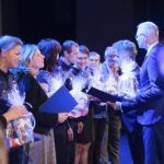 Kielce. 25.11.2019. Inauguracja kampanii społecznej "Biała wstążka". Wyróżnienie wręcza Bogdan Wenta – prezydent miasta Kielce, Krzysztof Słoń - senator / Wiktor Taszłow / Radio Kielce