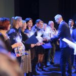 Kielce. 25.11.2019. Inauguracja kampanii społecznej "Biała wstążka". Wyróżnienie wręcza Bogdan Wenta – prezydent miasta Kielce / Wiktor Taszłow / Radio Kielce