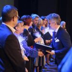 Kielce. 25.11.2019. Inauguracja kampanii społecznej "Biała wstążka". Wyróżnienie wręcza Krzysztof Słoń - senator / Wiktor Taszłow / Radio Kielce