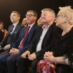 Kielce. 25.11.2019. Wielki jubileusz Andrzeja Cempury. 50 lat na scenie. Na zdjęciu (od prawej): Teresa i Mirosław Bielińscy, Henryk Milcarz- prezes Wodąciągów Kieleckich, Marcin Różycki - wiceprezydent Kielc / Wiktor Taszłow / Radio Kielce