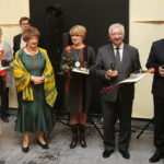 Kielce. 10.11.2019. Monodram. "Melduje Tobie, Polsko. Rotmistrz Pilecki". Na zdjęciu (od lewej): Zyta Trych - prezes Towarzystwa Sztuk Pięknych w Kielcach, Danuta Żbikowska - prezes Stowarzyszenia Rodzin i Sympatyków 2. Pułku Artylerii Lekkiej Legionów, Dorota Koczwańska-Kalita - naczelnik kieleckiej delegatury IPN, Krzysztof Lipiec - poseł, Andrzej Bętkowski - marszałek województwa świętokrzyskiego / Wiktor Taszłow / Radio Kielce