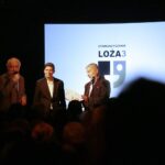 Kielce. 25.11.2019. Wielki jubileusz Andrzeja Cempury. 50 lat na scenie. Na zdjęciu (od lewej): Grzegorz Strzelczyk - prezes stowarzyszenia przyjaciół teatru Loża 3, Dawid Żłobiński - aktor, Andrzej Cempura - aktor / Wiktor Taszłow / Radio Kielce