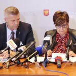 Kielce. 26.11.2019. Konferencja o finansach prezydenta Bogdana Wenty. Na zdjęciu (od lewej): Bogdan Wenta – prezydent miasta Kielce, Danuta Papaj – wiceprezydent Kielc / Wiktor Taszłow / Radio Kielce