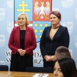 26.11.2019 Kielce. Podpisanie umów w Urzędzie Marszałkowskim Województwa Świętokrzyskiego dotyczących edukacji dorosłych. Na zdjęciu (od lewej): Renata Janik - wicemarszałek Województwa Świętokrzyskiego, Magdalena Zieleń - radna Sejmiku Województwa Świętokrzyskiego / Wiktor Taszłow / Radio Kielce