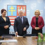 26.11.2019 Kielce. Podpisanie umów w Urzędzie Marszałkowskim Województwa Świętokrzyskiego dotyczących edukacji dorosłych. Na zdjęciu (od lewej): Magdalena Zieleń - radna Sejmiku Województwa Świętokrzyskiego, Andrzej Bętkowski - marszałek Województwa Świętokrzyskiego, Renata Janik - wicemarszałek Województwa Świętokrzyskiego / Wiktor Taszłow / Radio Kielce