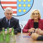 26.11.2019 Kielce. Podpisanie umów w Urzędzie Marszałkowskim Województwa Świętokrzyskiego dotyczących edukacji dorosłych. Na zdjęciu (od lewej): Andrzej Bętkowski - marszałek Województwa Świętokrzyskiego, Renata Janik - wicemarszałek Województwa Świętokrzyskiego  / Wiktor Taszłow / Radio Kielce