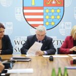 26.11.2019 Kielce. Podpisanie umów w Urzędzie Marszałkowskim Województwa Świętokrzyskiego dotyczących edukacji dorosłych. Na zdjęciu (od lewej): Magdalena Zieleń - radna Sejmiku Województwa Świętokrzyskiego, Andrzej Bętkowski - marszałek Województwa Świętokrzyskiego, Renata Janik - wicemarszałek Województwa Świętokrzyskiego / Wiktor Taszłow / Radio Kielce