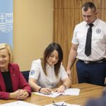 26.11.2019 Kielce. Podpisanie umów w Urzędzie Marszałkowskim Województwa Świętokrzyskiego dotyczących edukacji dorosłych. Na zdjęciu (od lewej): Renata Janik - wicemarszałek Województwa Świętokrzyskiego, Natalia Sasal, Hubert Szczechla - prezes WOPR Kielce / Wiktor Taszłow / Radio Kielce