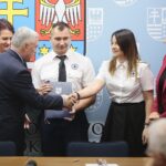 26.11.2019 Kielce. Podpisanie umów w Urzędzie Marszałkowskim Województwa Świętokrzyskiego dotyczących edukacji dorosłych. Na zdjęciu (od lewej): Magdalena Zieleń - radna Sejmiku Województwa Świętokrzyskiego, Andrzej Bętkowski - marszałek Województwa Świętokrzyskiego, Hubert Szczechla - prezes WOPR Kielce, Natalia Sasal, Renata Janik - wicemarszałek Województwa Świętokrzyskiego / Wiktor Taszłow / Radio Kielce