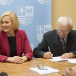 26.11.2019 Kielce. Podpisanie umów w Urzędzie Marszałkowskim Województwa Świętokrzyskiego dotyczących edukacji dorosłych. Na zdjęciu (od lewej): Renata Janik - wicemarszałek Województwa Świętokrzyskiego, Józef Tyburczy - kanclerz WSBiP / Wiktor Taszłow / Radio Kielce